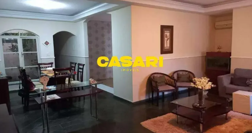 Ampla Casa com 3 Dormitórios, Suíte e Quintal à Venda em Santo André – 310 m² Construídos