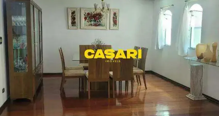 Sobrado Alto Padrão à Venda no Parque dos Pássaros – 3 Dorms, Suíte, Quintal e 4 Vagas