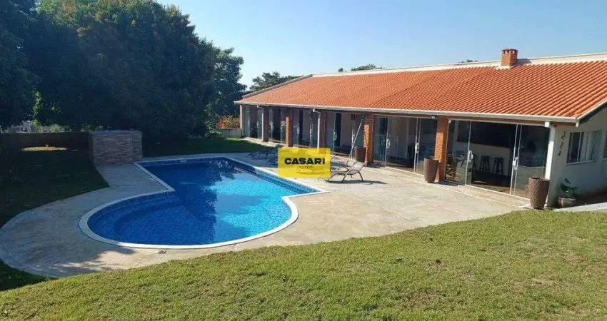Oportunidade, chácara em condomínio, 3 dormitórios sendo 2 suítes, piscina, valor ótimo!