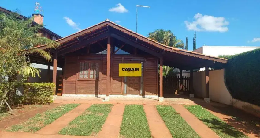 Oportunidade! Casa á venda com 3 dormitórios sendo 1 suíte, em condomínio completo, com valor acessível.