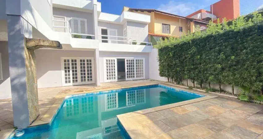 Sobrado com Piscina, Churrasqueira e 4 Suítes com Closet à Venda