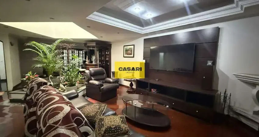 Sobrado de alto padrão com 3 suítes, área gourmet e 500m² para locação.