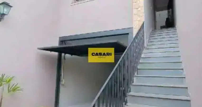 Sobrado espaçoso com suíte master, varanda envidraçada e garagem para 8 carros em ótima localização