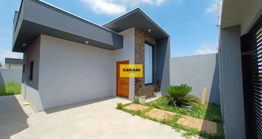 Casa á venda com planejados na cozinha, sala com pé direito alto e amplo quintal, em boituva/sp