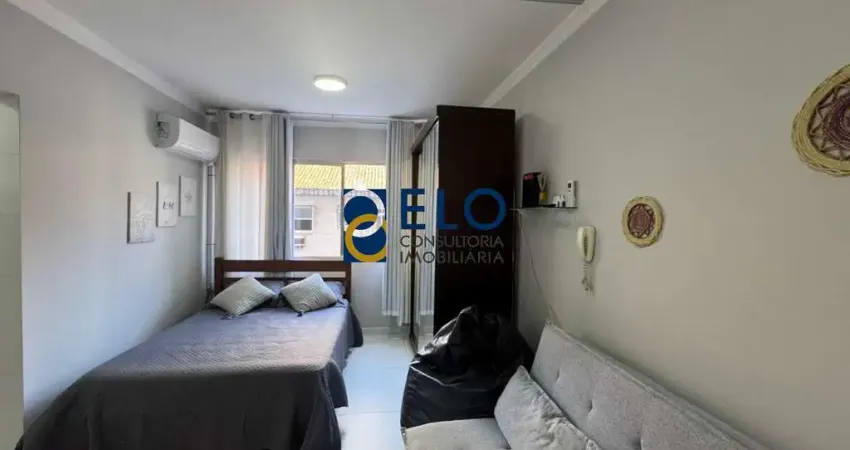 Só a 50 mts. praia do gonzaguinha, apartamento (kitnete)à venda no centro de são vicente/sp, com banheiro e cozinha, 33,00 m² de área. venha conferir!