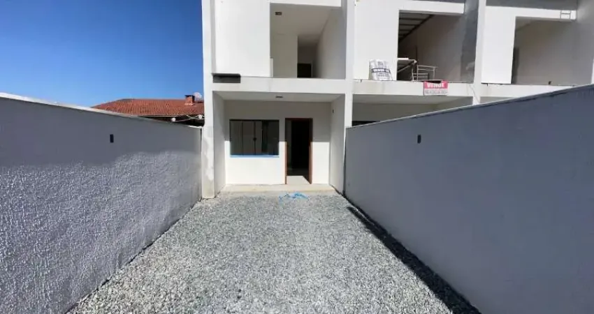 Oportunidade imperdível: Casa à venda em Joinville-SC, bairro Nova Brasília! 2 quartos, 1 suíte, 2 banheiros, 2 vagas de garagem.