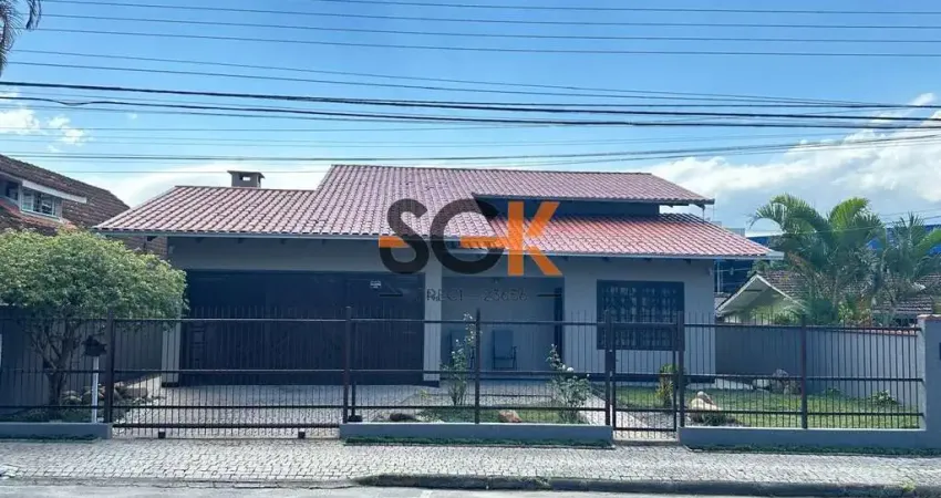 O lar que abraça a sua história | casa renovada e acolhedora no coração do saguaçu