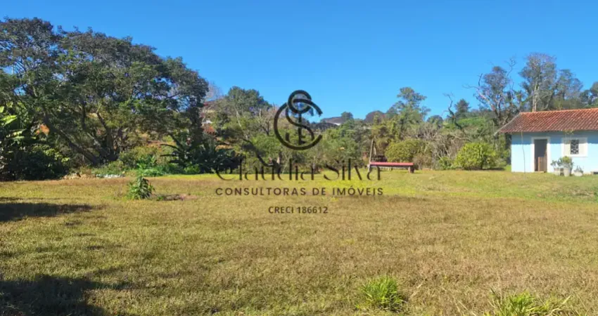 Casa com 3 Quartos, Jardim Frutífero e Amplo Espaço