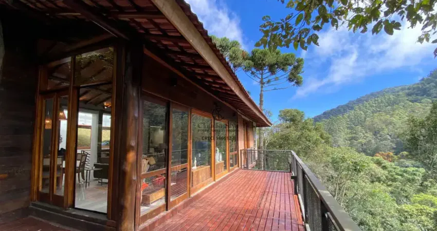 Casa com suíte, banheira e sala com lareia com vista para as montanhas em condomínio fechado