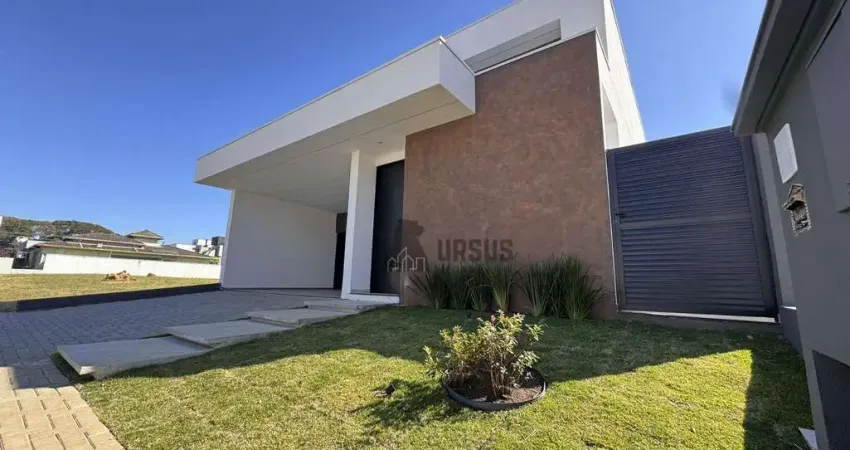 Casa no Condomínio Residencial Ouroville, em Taubaté. 3 suítes.
