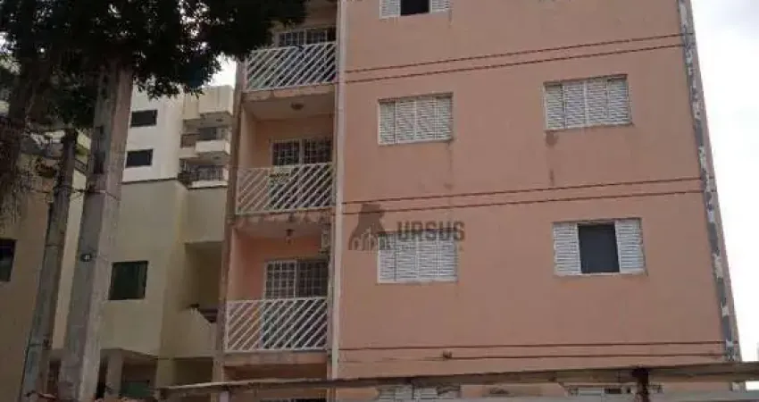 Apto no centro da cidade, com condomínio baixo, sacada e garagem coberta