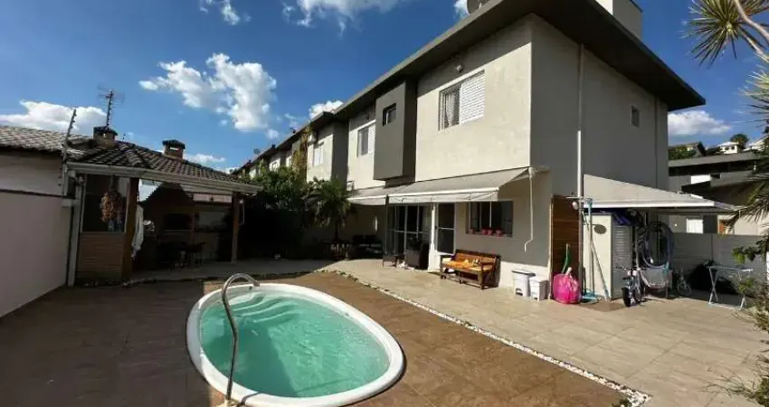 Sobrado em condomínio fechado com 3 suítes, piscina e churrasqueira muito bem localizado em Atibaia SP.
