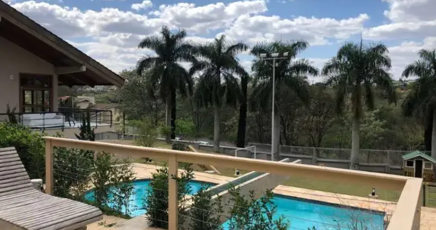 Casa de Alto Padrão localizada em área nobre de Atibaia SP. São 4 suítes mais uma de hóspedes, piscina, área gourmet, gramado amplo.