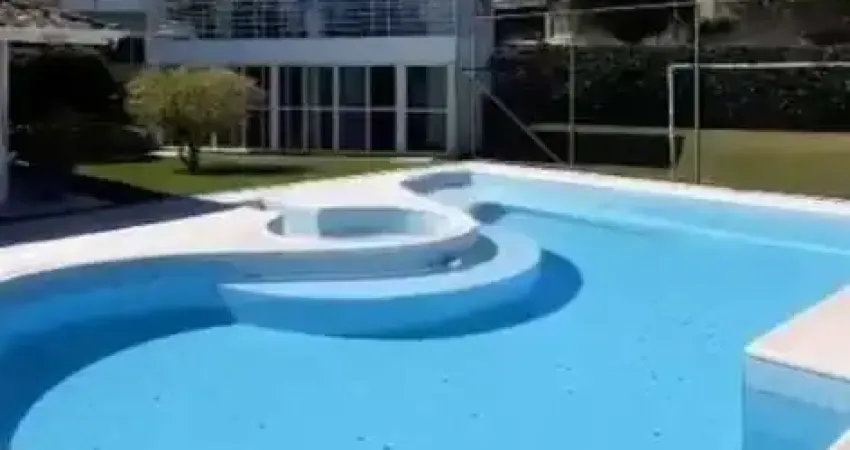 Luxuosa Casa em Condomínio à Venda ou Locação em Atibaia-SP, Bairro Condomínio Flamboyant: 5 Quartos, 3 Suítes, 3 Salas, 6 Banheiros, 570 m². Venha Conferir!