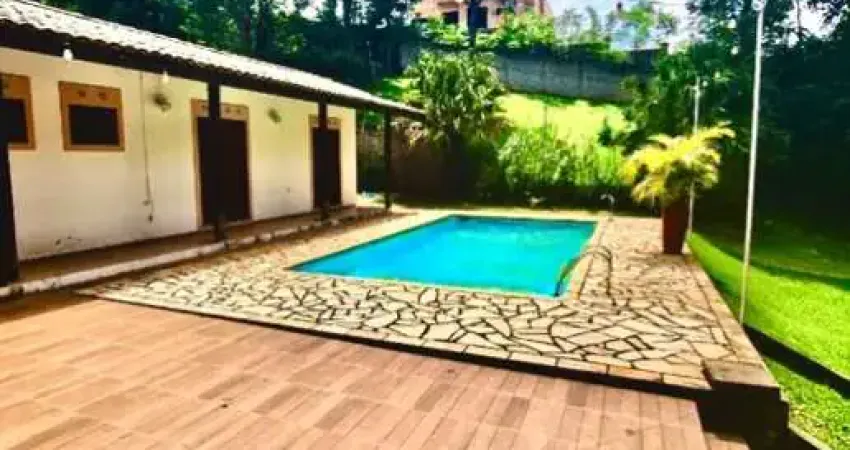 Casa térrea no Condomínio Panorama em Atibaia-SP: 4 suítes, 3 salas, 5 banheiros, 4 vagas, 390m²!