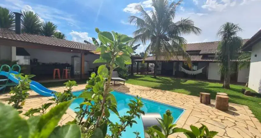 Impecável casa em condomínio à venda em Atibaia-SP: 4 quartos, 1 suíte, 3 salas, 4 banheiros, 4 vagas de garagem, 364,71m²