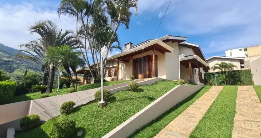 Casa térrea no Condomínio Flamboyant em Atibaia SP. 4 dormitórios sendo 2 suítes na casa principal, mais 2 suítes externas próximo a piscina ...