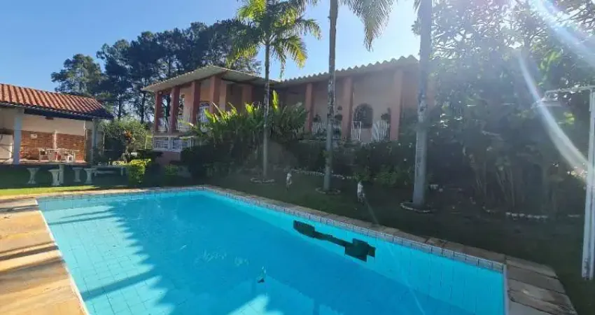 Casa térrea no Condomínio Estância Dos Lagos  em Atibaia SP. Piscina,  churrasqueira,  amplo espaço gramado, segurança 24 hs.