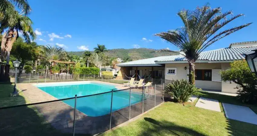 Casa térrea no Condomínio Flamboyant em Atibaia SP.  Terreno com 2 mil m2