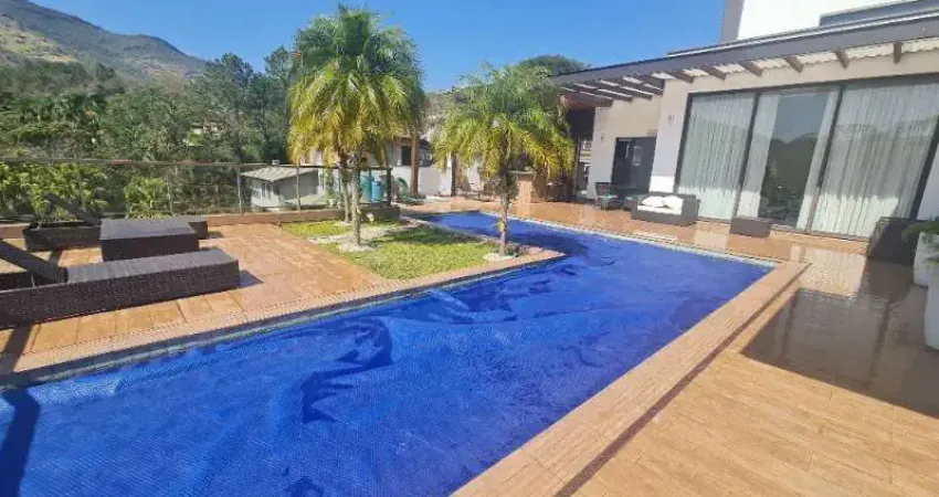 Luxuosa Casa em Condomínio Flamboyant: 4 suítes, 5 salas, 8 banheiros, 8 vagas, 720m² - Atibaia-SP.