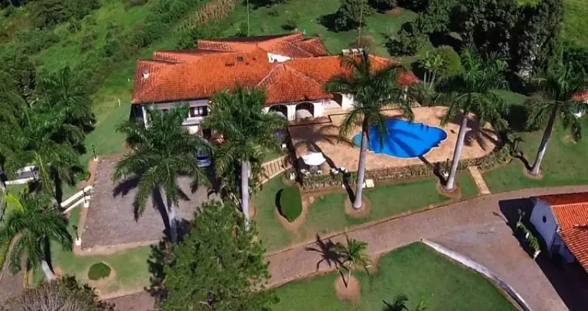 Haras em Piracaia SP Casa sede com 5 dormitórios sendo 4 suítes, sala ampla com 3 ambientes integrados, cozinha com armários planejados, piscina com aquecimento, sauna, pomares, quadra poliesportiva, 