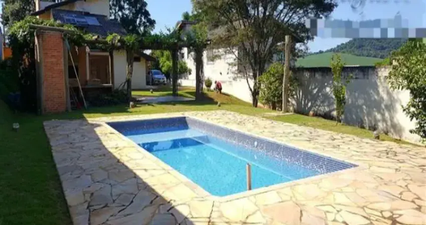 Casa térrea no Condomínio Vila Dom Pedro em Atibaia SP. São 3 dormitórios sendo 1 suíte, sala vários ambientes,  mezanino, cozinha conceito aberto,  espaço gourmet,  piscina aquecida com cascata