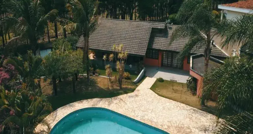 Casa térrea em Atibaia, 3 dorm sendo 1 suíte, área gourmet,  piscina, espaço gramado.