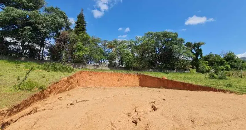 Terreno no Condomínio Itaporã em Atibaia.  São 735 m2 com uma excelente topografia e com projeto aprovado na prefeitura e no Condomínio.