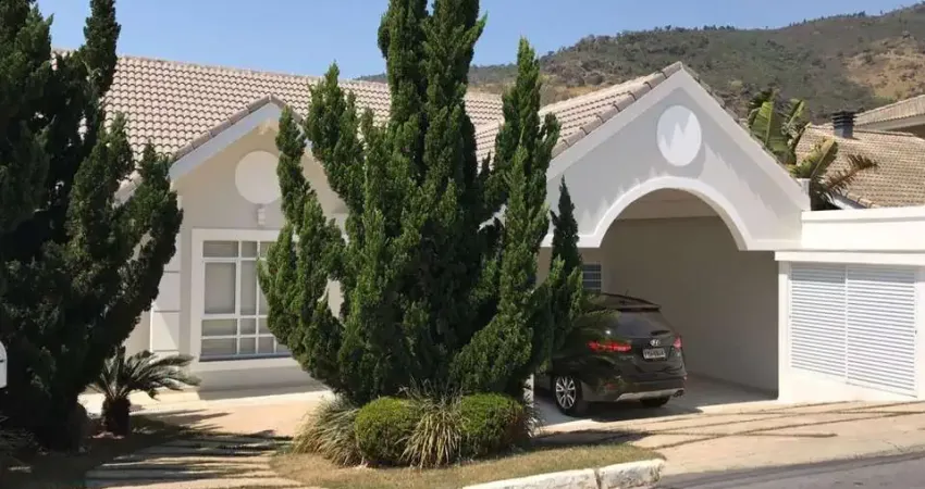 Casa de Alto Padrão no Condomínio Flamboyant, são 5 suítes com armários, sendo 1 master com hidro, sala vários ambientes, cozinha planejada, salão de festas, lavabo, área gourmet, piscina