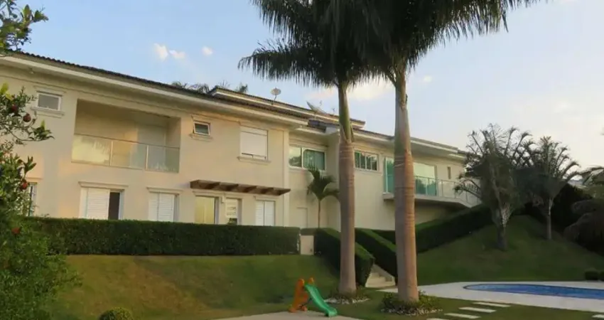 Casa térrea no Condomínio  Flamboyant!! No melhor condomínio dentro da cidade, ótima casa térrea, muito bem conservada, clean, fino acabamento para pessoas de bom gosto e que valorizam uma boa constru
