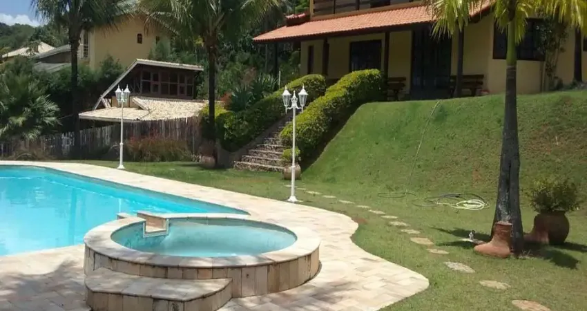 Casa no Condomínio Alpes Douro.  São 4 dormitórios, sendo 1 suíte todos com armários