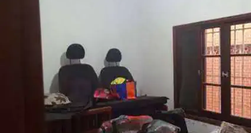 Casa semi mobiliada, 03 quartos com suíte, piscina, em maracanã, praia grande.