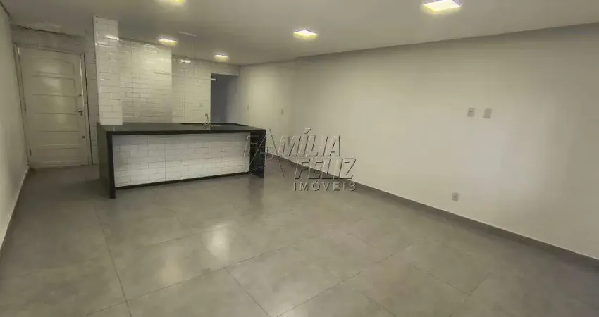 Casa geminada com dois dormitórios sendo uma suíte no caiçara em praia grande sp