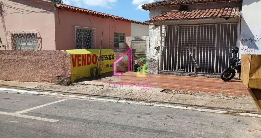 Casa à venda no centro , cuiabá - mt, à 300 m da praça da mandioca, 5 vagas,  280 m² úteis, não faz