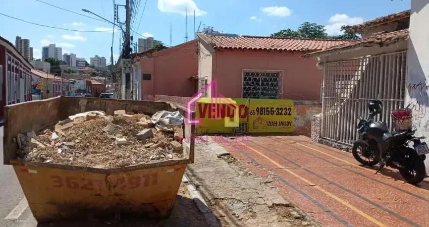 Casa à Venda no CENTRO , Cuiabá - MT, à 300 m da Praça da Mandioca, 5 vagas, 280 m² úteis, Não faz