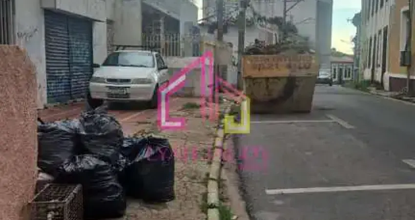 Casa à Venda no CENTRO , Cuiabá - MT, à 300 m da Praça da Mandioca, 5 vagas,  280 m² úteis, Não faz