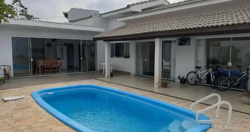 Casa térrea para alugar no Condomínio Lago da Serra, em Araçoiaba da Serra-SP.