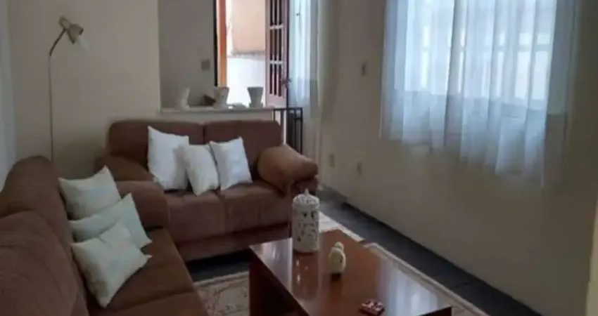 Casa assobradada à venda na Vila Hortência, Sorocaba/SP.