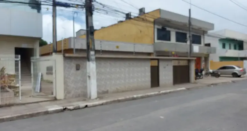 VENDO EXCELENTE CASA COM 3QTS SENDO UM SUÍTE E CLOSET.