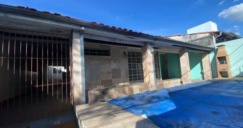 Casa térrea com excelente potencial – 3 dormitórios + edícula – localização privilegiada!