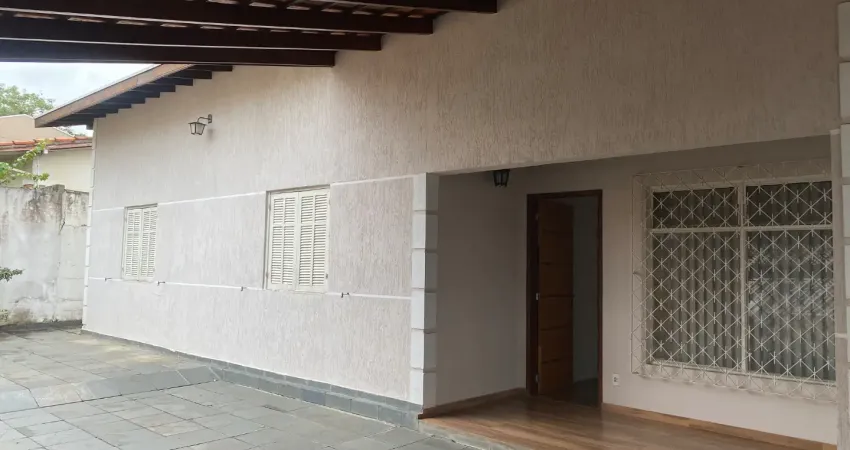 Oportunidade imperdível! Casa térrea com excelente espaço e localização privilegiada