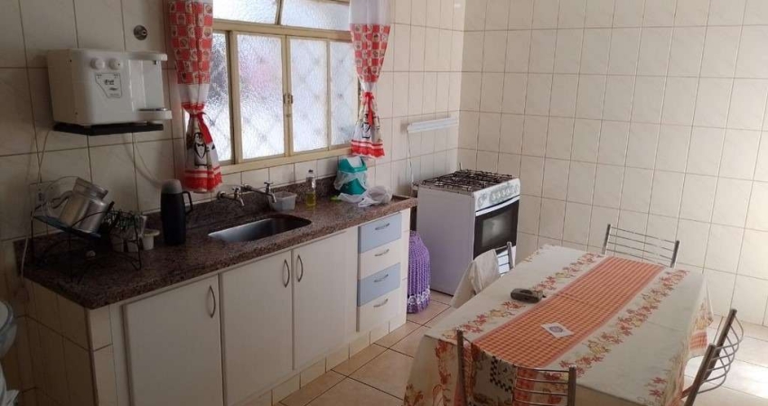 Casa para venda no Ipiranga em uma travessa tranquila, 2 dormitorios, garagem em 150 m2 de area total