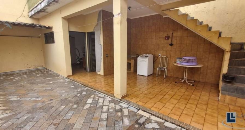 Casa para venda no Parque dos Bandeirantes, cômodos amplos, 3 dormitorios sendo 1 suite mais edícula em 262 m2 de área total