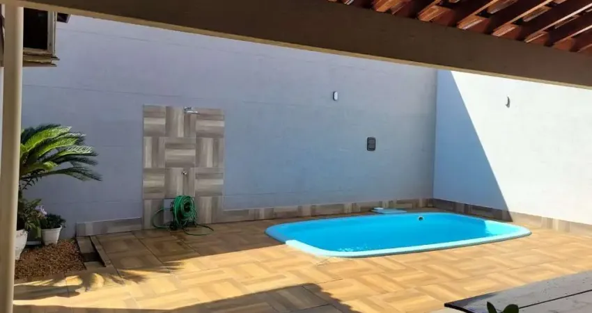 Linda casa para venda no Joquei Clube, 3 dormitorios sendo 1 suite, varanda gourmet e piscina em 300 m2 de área total