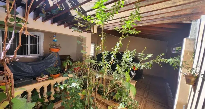 Linda casa para venda no Jardim Interlagos na Zona Leste, 2 dormitorios sendo 1 suite, ampla varanda gourmet em 132 m2 construidos