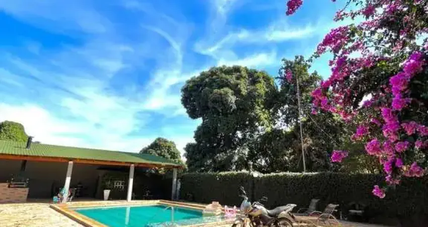 Linda chácara alto padrão para venda no Condomínio Hípica, 600 m2 construídos em um terreno de 5.000 m2, casa principal e casa anexa, lazer completo