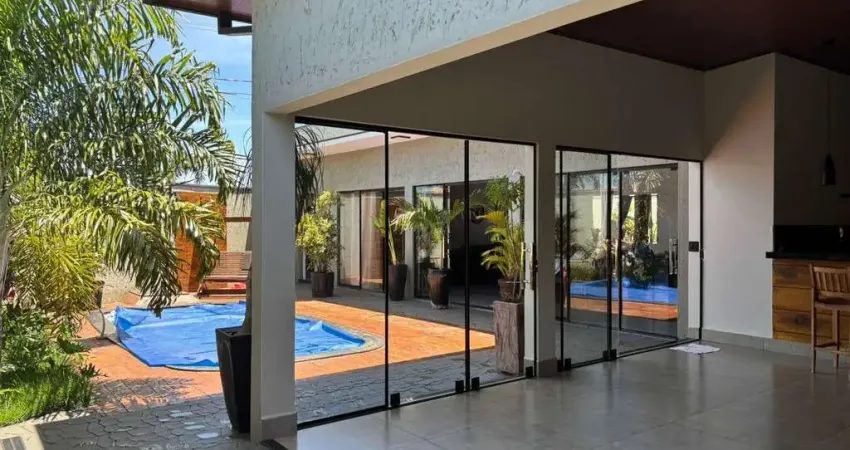 Linda casa alto padrão para venda em Batatais no Jd Jacaranda, 2 suites, varanda gourmet e piscina, 190 m2 construidos em um terreno de 300 m2
