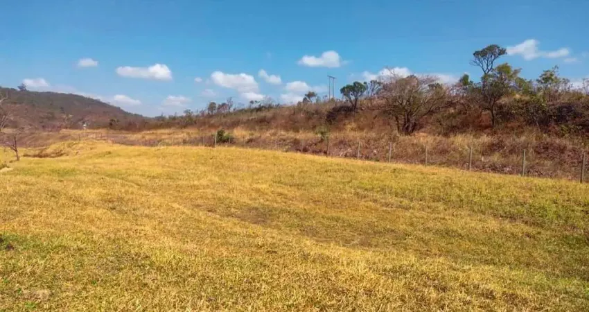 Sitio dupla aptidao para venda em Serra do Salitre-MG com 3,30 hectares, terra fértil, beira da rodovia, topografia plana, rico em agua