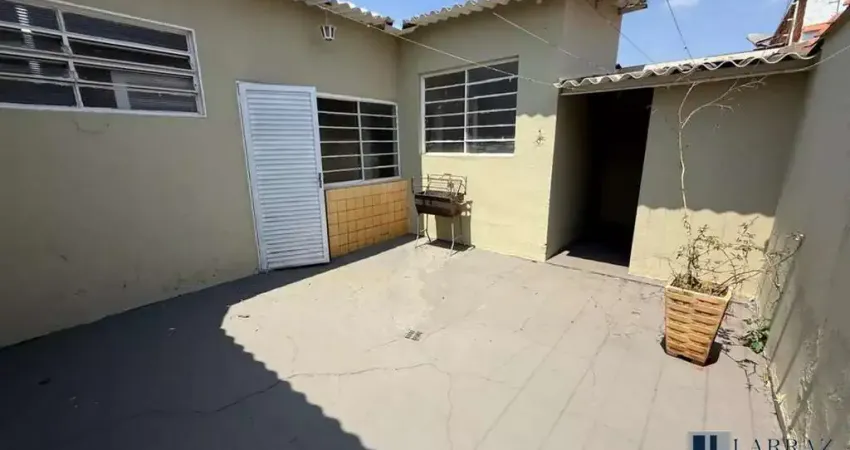 Ótima casa para locação no jardim interlagos, 2 dormitorios com suíte, amplo quintal, 2 vagas, 135 m2 construidos em um terreno de 189 m2