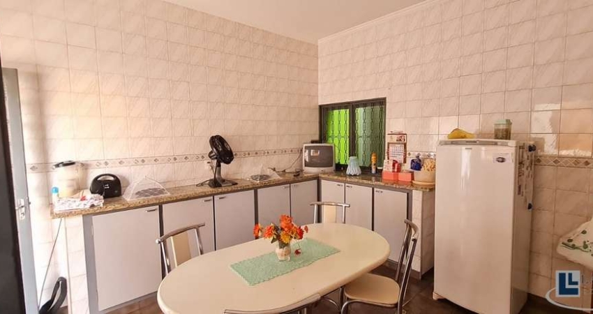 Ótimo sobrado para venda no Jose Sampaio Junior, rua bastante tranquila, 3 dormitorios sendo 1 suite, piscina, 4 banheiros em 237 m² de área construíd